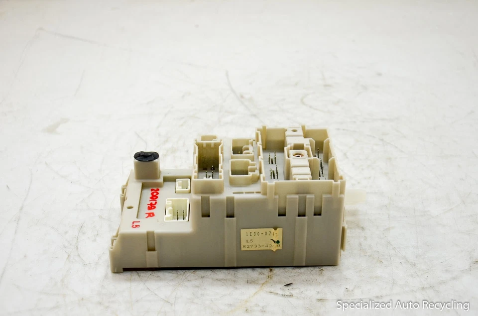 Toyota RAV-4 2001 cabina interior caja de fusibles Foto 2 de 4