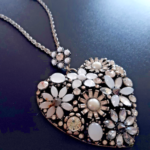 Betsey Johnson Large Heart Pendant Neklace Embellished Silver Tone Statement - Foto 1 di 8