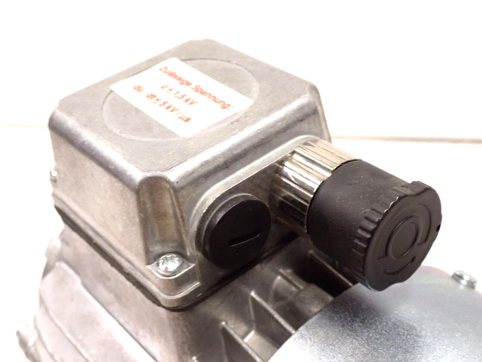 Lenze D-32699 Asynchronus Motor  230V 1.350 R/MIN NEW - Image 3 of 4