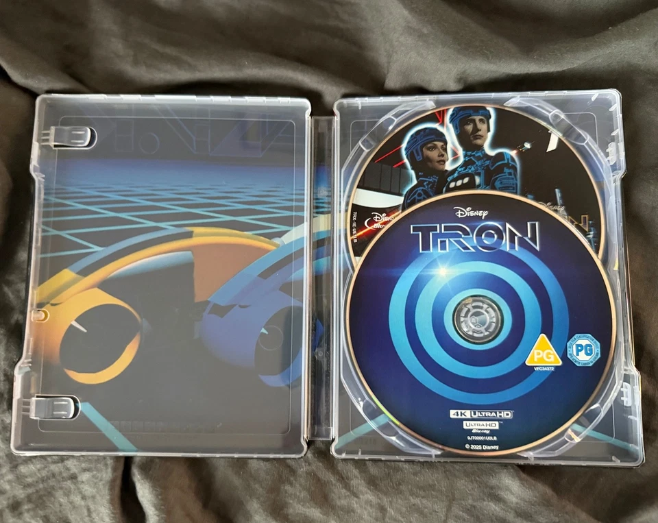 TRON - LIMITED EDITION 4K ULTRA HD BLU-RAY STEELBOOK & BLU-RAY SET - Image 3 of 4