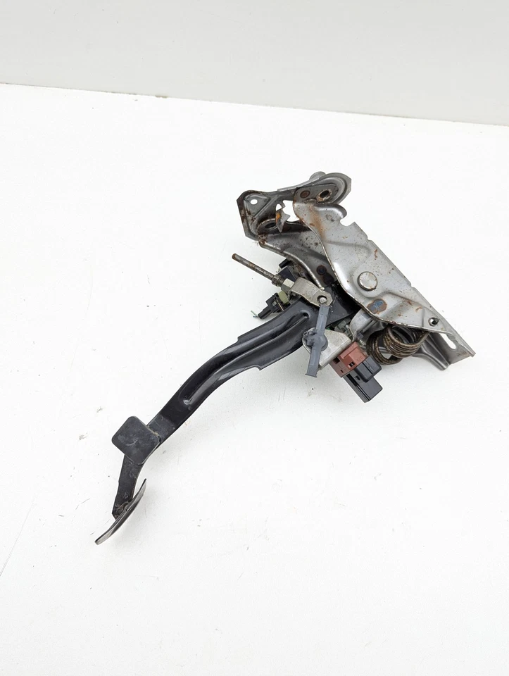 2004-2008 Mazda RX-8 Clutch Pedal Assembly OEM - Изображение 2 из 4