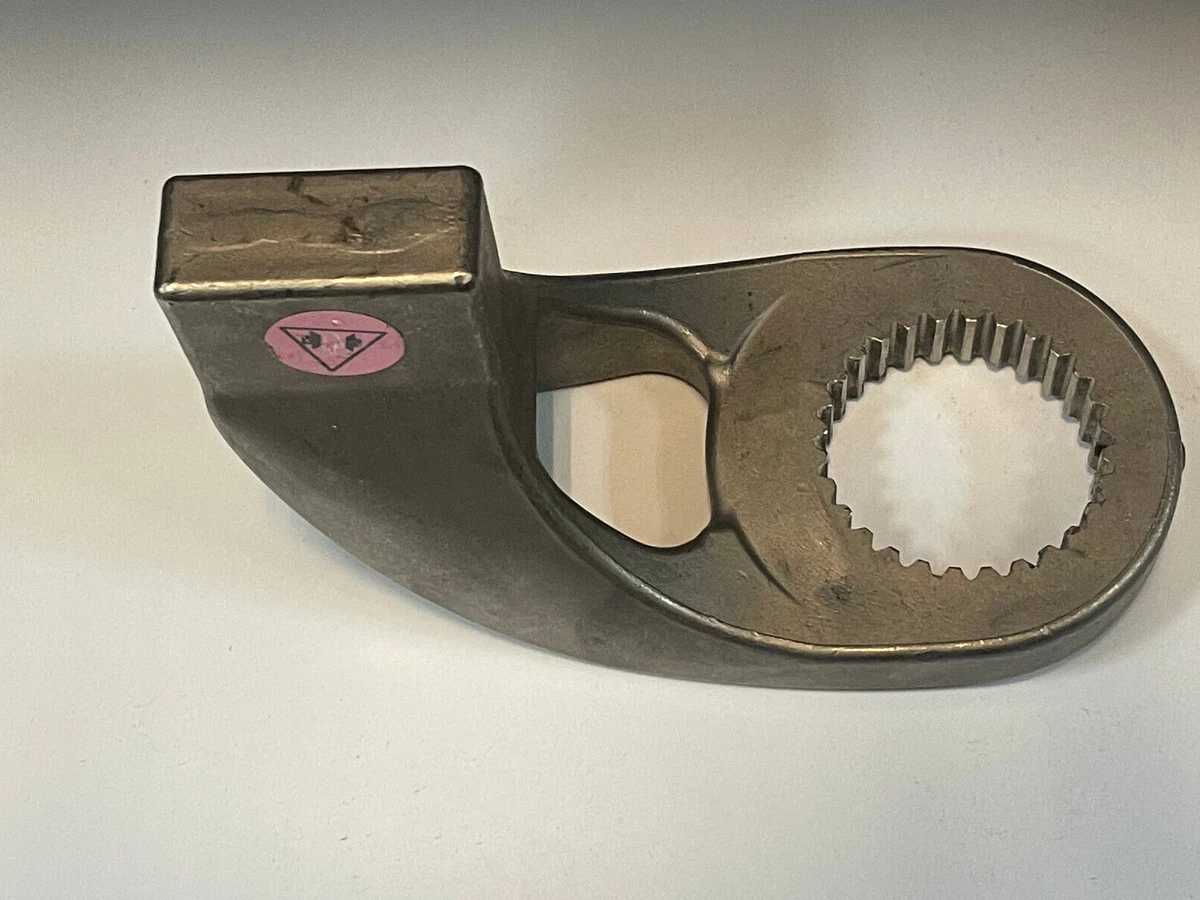 Reaction arm outlet torque wrench
