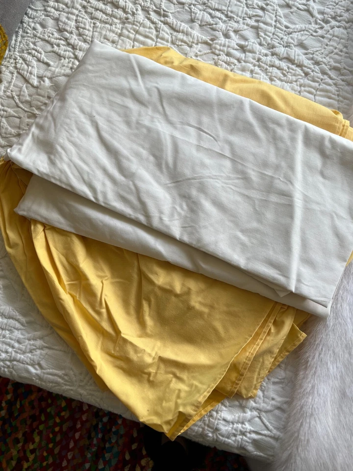 Falda Ralph Lauren amarilla para cama doble Foto 2 de 4