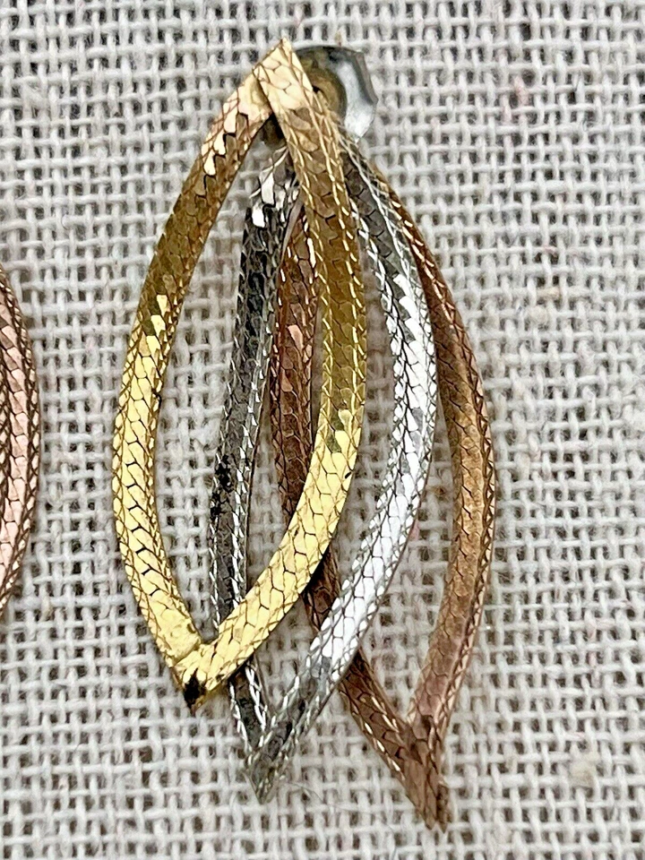 Pendientes perforados de colección tricolor diseño triple hoja oro, oro rosa y plata 1 1/4" Foto 3 de 4