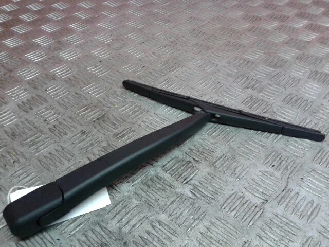 Ford Fiesta MK7 2013 3 puertas hatchback brazo limpiaparabrisas trasero Foto 2 de 2