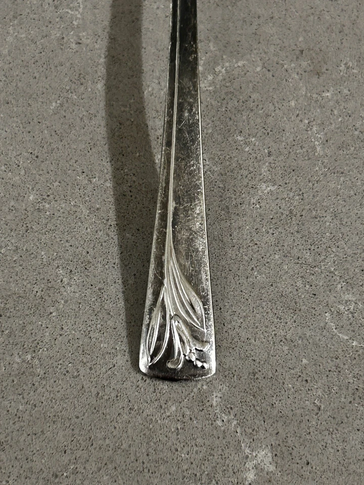 Antigua cuchara de azúcar MAGIC LILY Embajada Internacional de Plata Foto 3 de 4