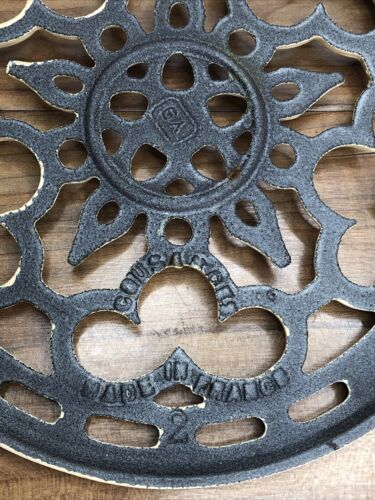 Le Creuset Yellow Enamel Cast Iron Round Trivet Made in France Kitchen - Picture 3 of 4