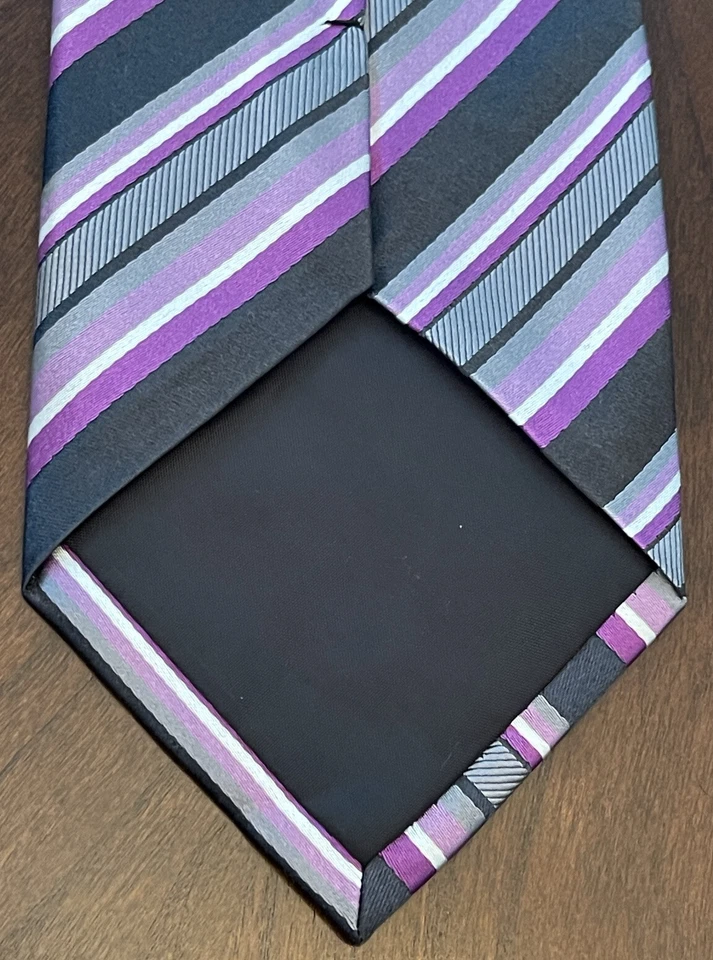 Corbata de cuello Stafford Performance gris púrpura hecha a mano de seda para hombre hecha en China Foto 2 de 4
