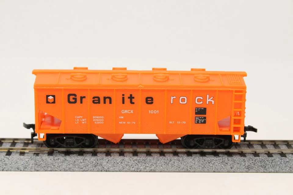 HO Model Power 36' 2-Bay Covered Hopper Granite Rock GRCX 1001 Orange - Image 4 of 4