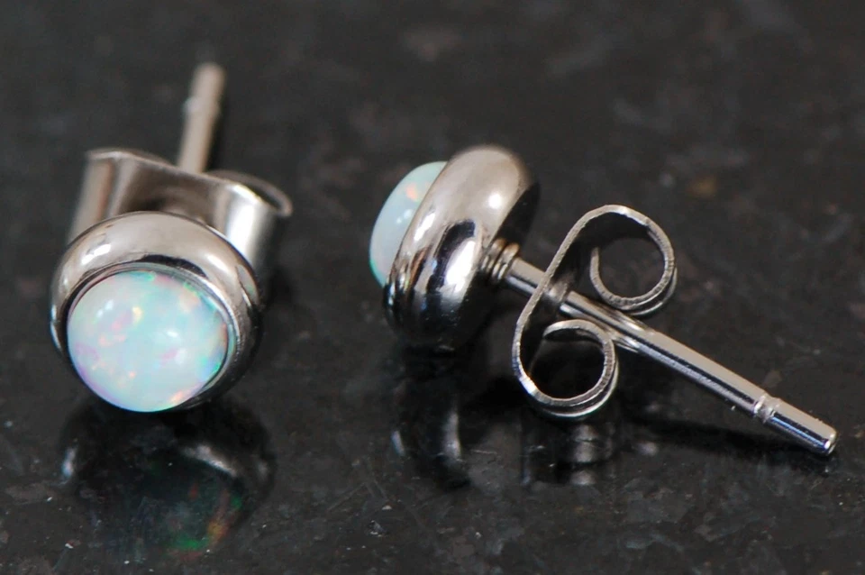 Juego de 1 par de aretes de acero quirúrgico de piedra de ópalo blanco de 6 mm de bisel 316L Foto 2 de 2