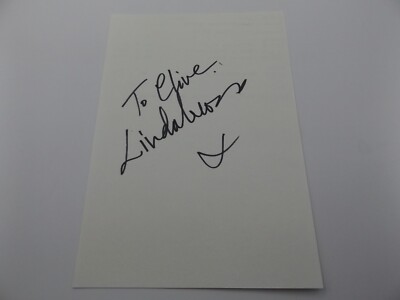 HANDSIGNIERT 8'' x 5,5'' AUTOGRAMM BUCHSEITE - LINDA LEWIS SÄNGER ROCK A DOODLE DOO