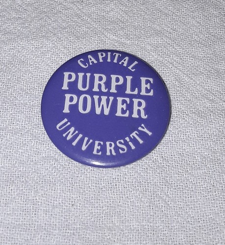 VINTAGE CAPITAL UNIVERSITY LILA POWER FOOTBALL ANSTECKNADEL - Bild 1 von 2