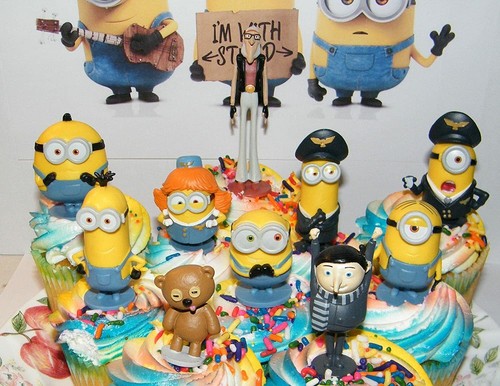 Juego de 14 decoraciones de cupcakes de película de lujo de Minions the Rise of Gru - Imagen 2 de 7