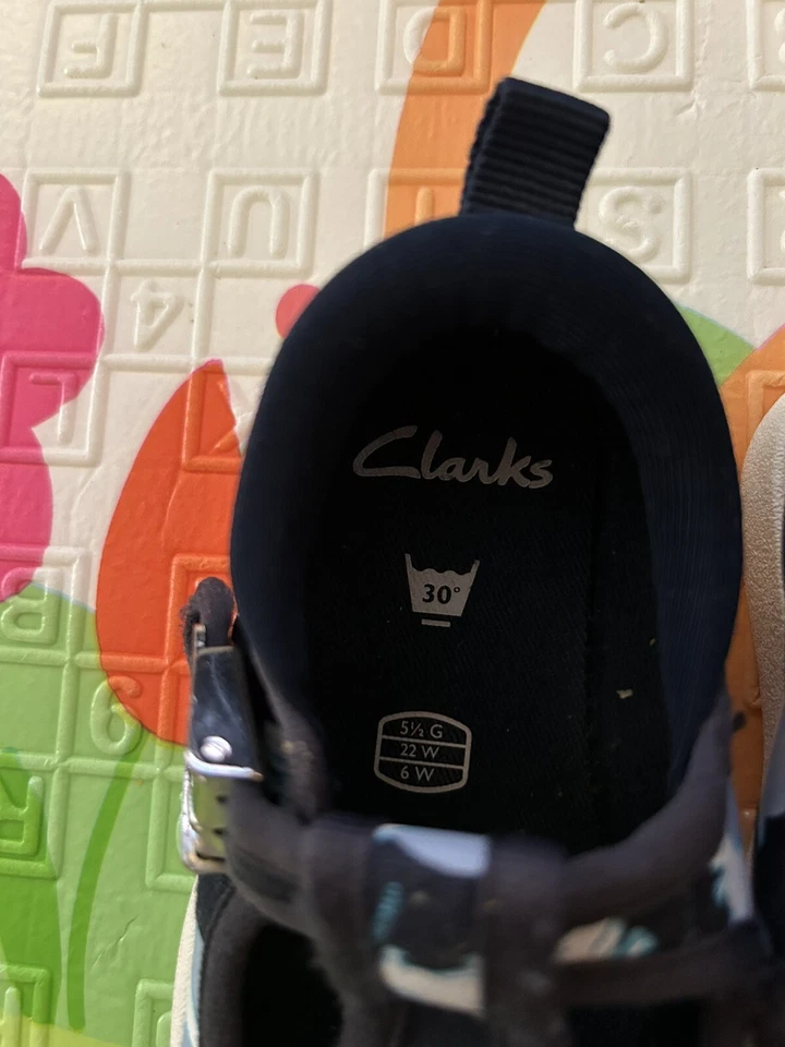 Zapatos Clarks City Dance para niños pequeños azul marino estampado de dinosaurios talla 5,5 ajuste ancho G Foto 2 de 4