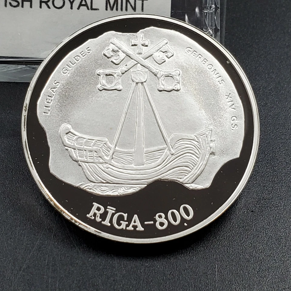 1995 LATVIA 10 LATU  SILVER  PROOF COIN KM-27 RIGA 800 - Image 2 of 3