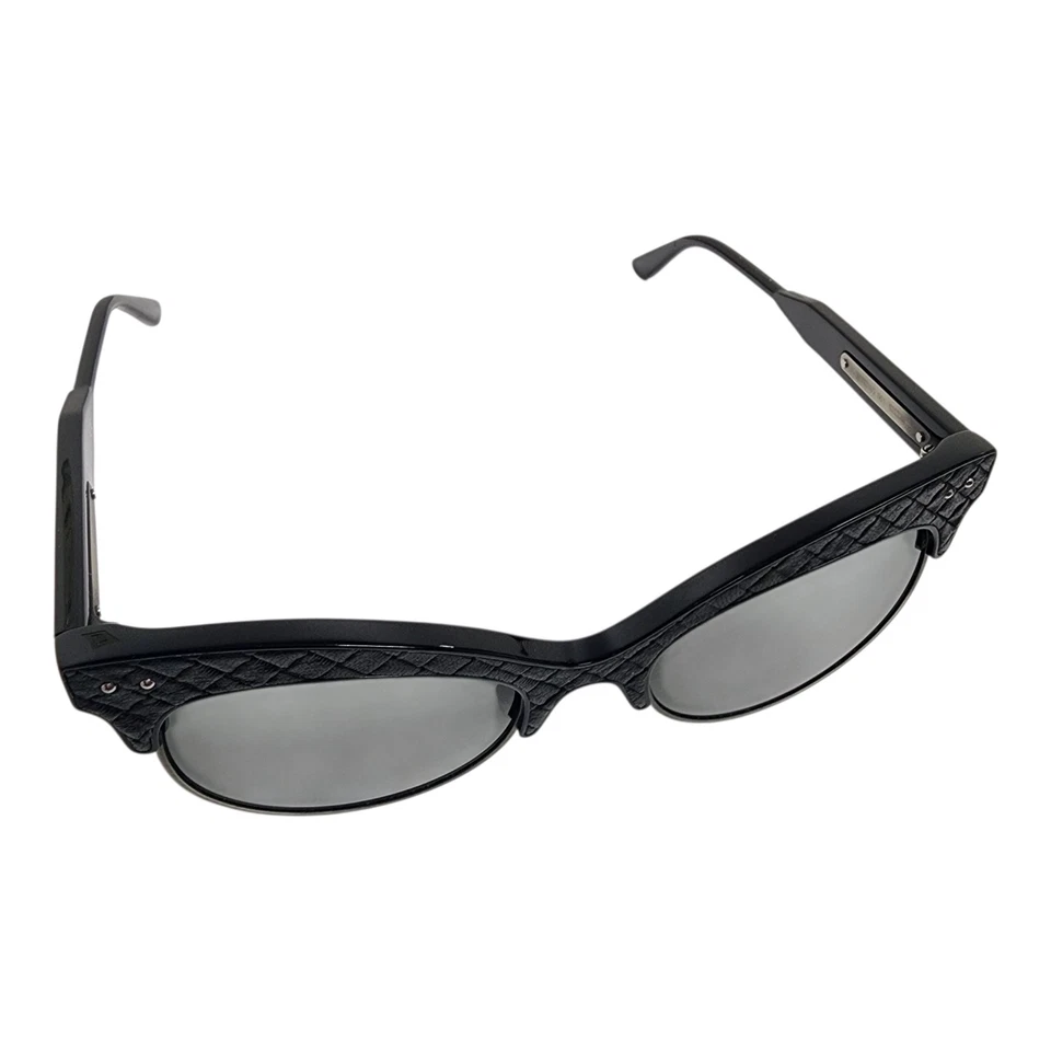 Очки солнцезащитные Bottega Veneta BV0015S 001 черные тканые телячья кожа кошачий глаз 52-20 - Изображение 4 из 4