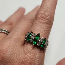 Elegant Green and gold tone Ring