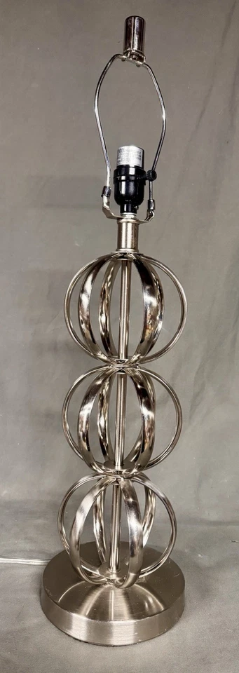 Lámpara de mesa espiral globo estilo moderno de níquel cepillado, sin pantalla  Foto 2 de 4