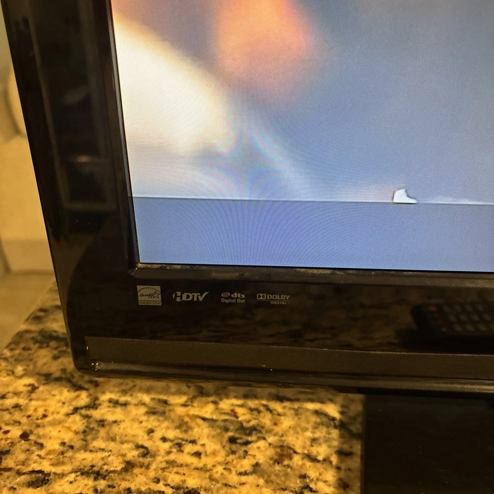 HITACHI L26D204 LCD HDTV DVD Combo Flatscreen w/ Remote - Retro Gaming TV Tested - Image 3 of 4