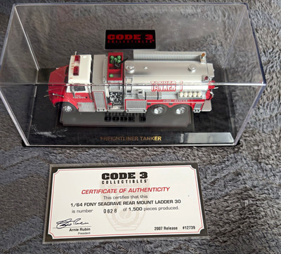 Code 3 Collectibles 1:64 Freightliner Tanker 1 FDNY #12739 2007 mit OVP