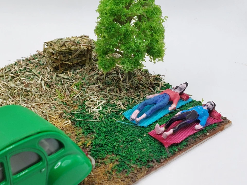Ein Sonntag auf dem Land.  Die Citroen 2 Cv 6 Diorama. 20 x10Cms.  1/43 - Bild 2 von 4