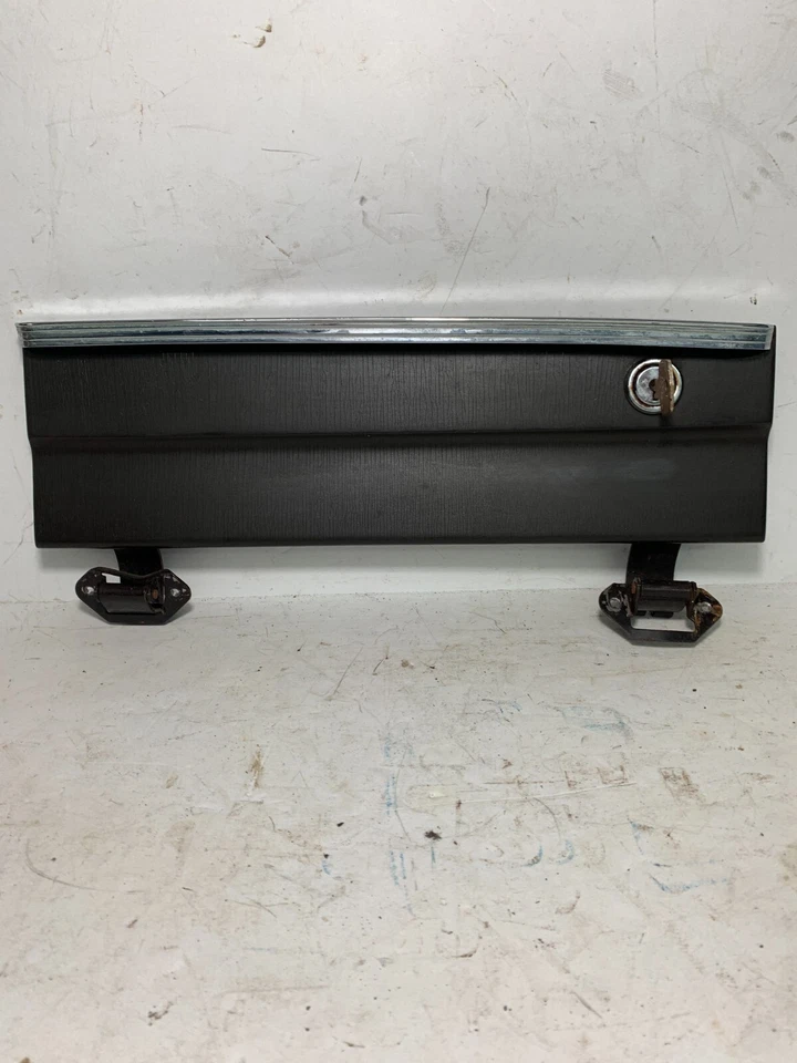 1965 - 1969 梅赛德斯 200 200D 手套盒门带铰链深棕色带钥匙原始设备制造商 — 第 2/4 张图片