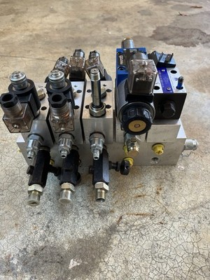 Brand New Hydraulic Valve Block / Manifold With Solenoids - 5 Port