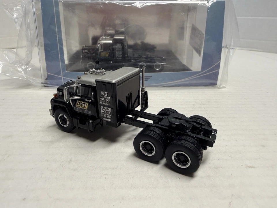 Neo Scale Models 1/64 Scale International Fleetstar F 2000 D Tractor - Image 3 of 4