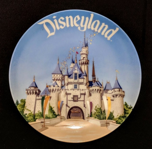 Vintage WALT DISNEY WORLD CASTLE 6.5'' Decorative Plate DISNEYLAND PARK