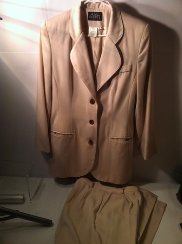 BOUTIQUE EUROPA--WOMENS PANT SUIT--SIZE 