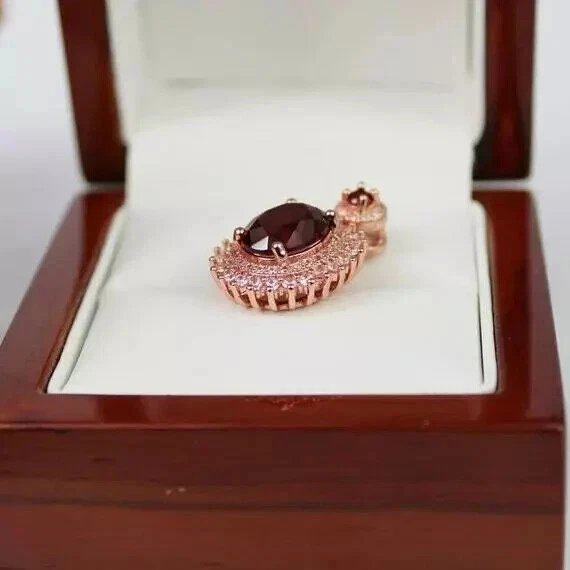 Colgante de halo de corte ovalado de 3,0 quilates de rubí rojo creado en laboratorio enchapado en oro rosa de 14 quilates cadena gratis Foto 4 de 4
