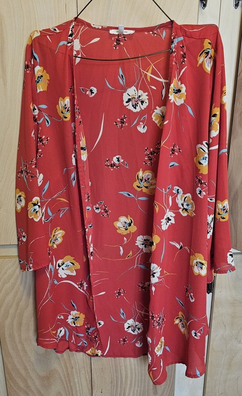 C2- Maurices- Red & Black Floral Womens Top W/Roll Tab Sleeves.  Sz 1