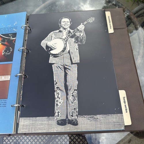 De colección GITARRAS GIBSON Les Paul 1975 Carpeta de anillas/Exhibición de venta de mostrador - Imagen 11 de 16