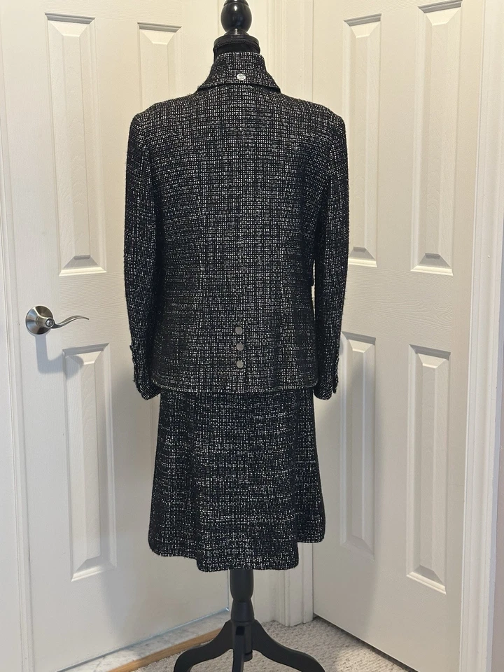 Traje Chaqueta y Falda CHANEL Vintage Bouclé Tweed Colección Otoño 2002 Tallas 44/42 Foto 2 de 4
