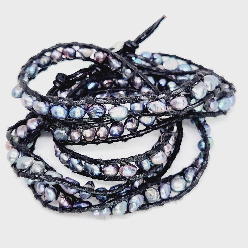 Brazalete envolvente de perlas de pavo real de agua dulce genuino de cuero negro 32" Foto 4 de 4
