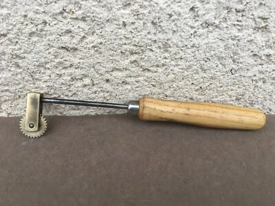 Ancienne petite roulette crantée de marquage / Laiton / Outils anciens - Photo 1/4