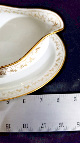 Haviland Limoges Porcelain Gravy Boat, Large 9" (White w/ Gold and Floral Trim). - Picture 3 of 10