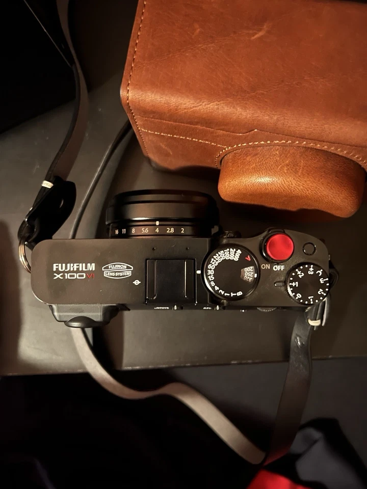 Cámara Fujifilm X100VI negra con estuche de transporte Foto 4 de 4