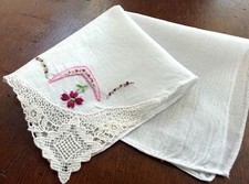 VINTAGE HANKY 1940s WHITE EMBROIDERED FLORALS  GEOMETRICS LACE CORNER SWEET