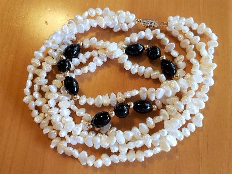 14K YELLOW GOLD LG 3-STRAND GLOSS WHITE FRESHWATER PEARL BLACK ONYX NECKLACE-18"
