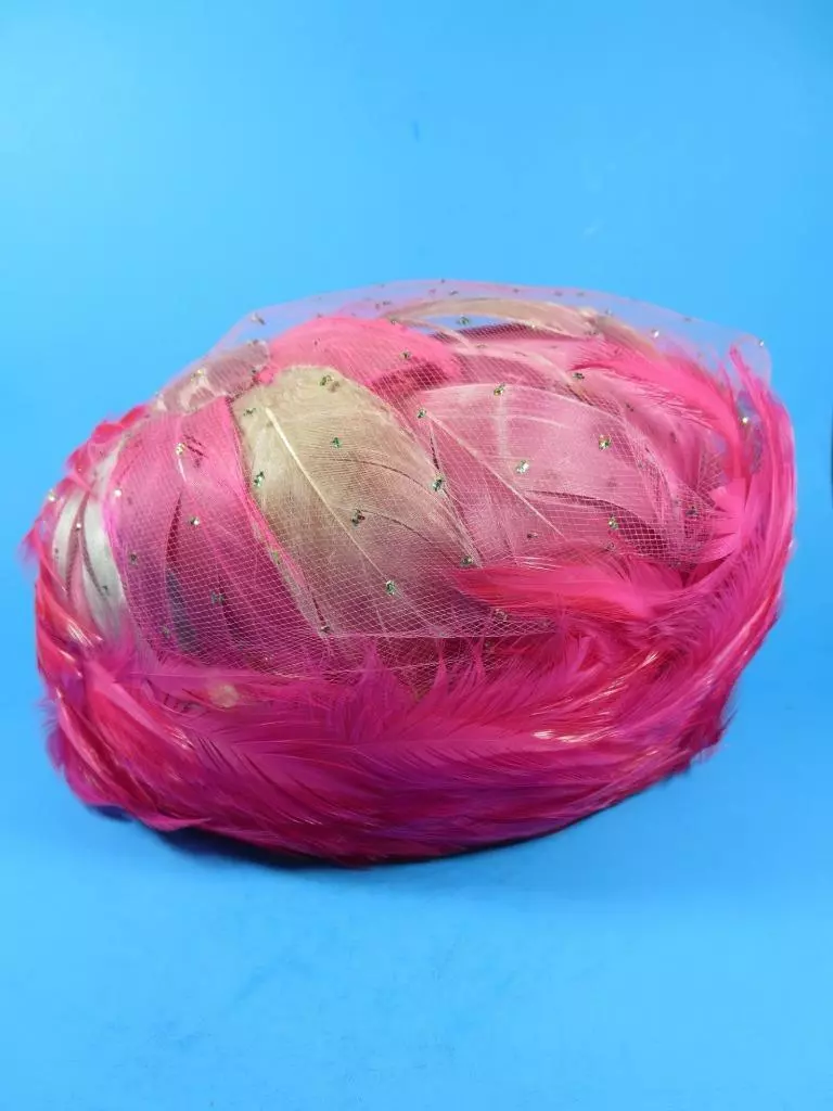 Chapeau à plumes roses vintage Christian Dior Chapeaux env.. années 1960 (#900 244)