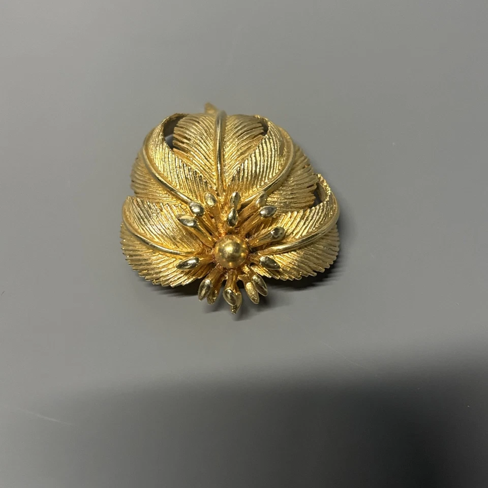 Broche Corona Trifari Vintage Tono Dorado Hoja Flor Prendedor Firmado Bisutería Foto 2 de 4