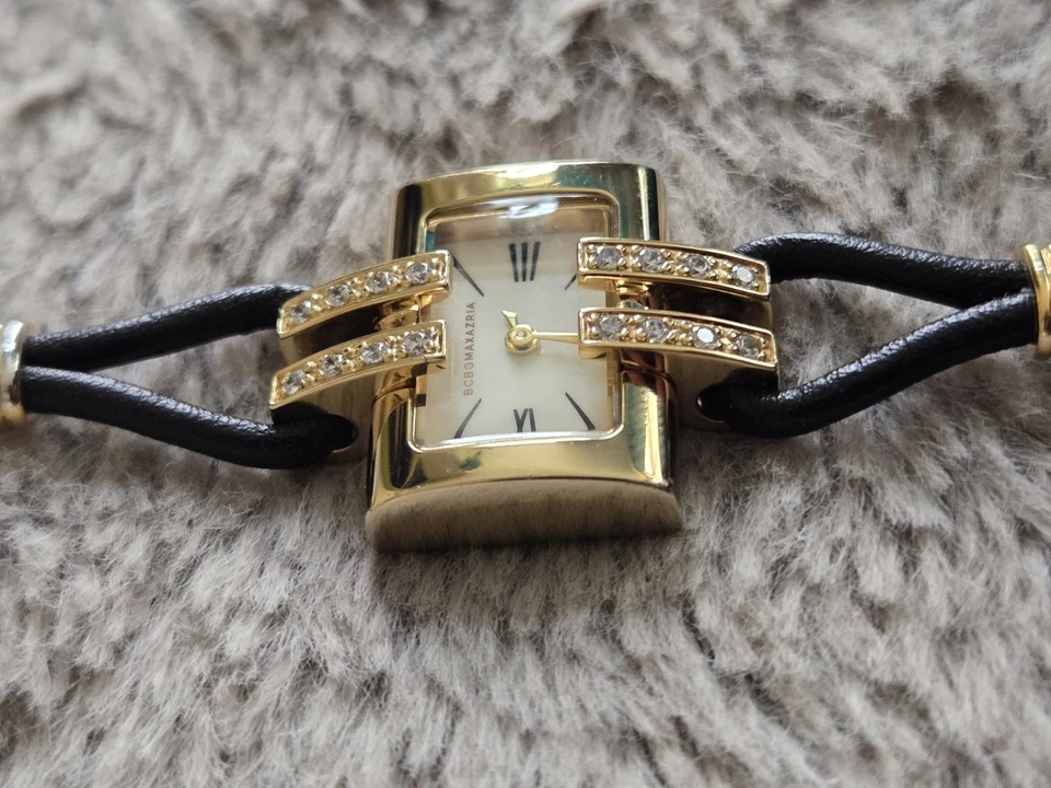 Reloj BCBG MAX AZRIA Con Diamantes De Imitación. Foto 4 de 4