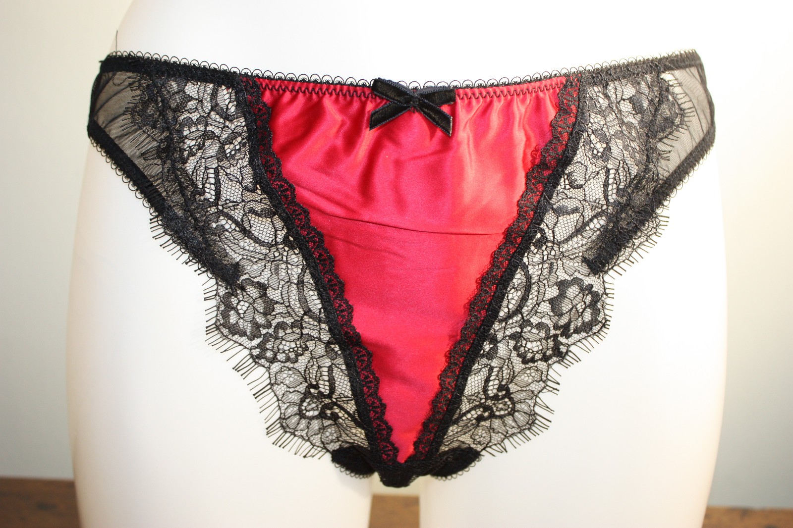 Dita von Teese ~ GLAMCATCHER ~ lace satin thong BNWT black red UK 14 Large