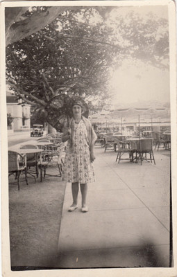 TOULON Fotokarte Frau mit Regenschirm gestempelt 1930