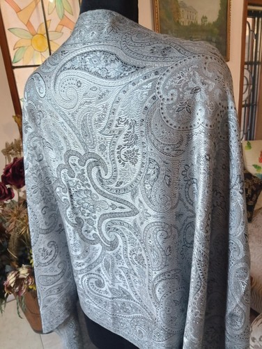 BUFANDA ENVOLVENTE PASHMINA JAMAVAR COLOR 100% SEDA PURA GRIS PLATA - Imagen 5 de 7