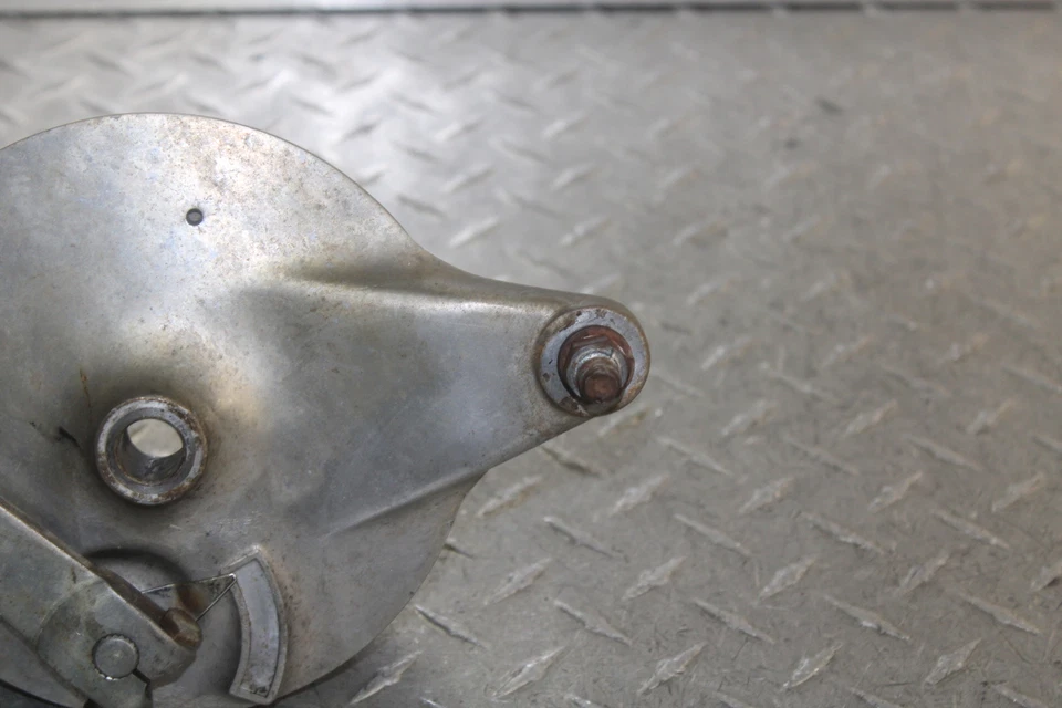 Kawasaki KT250 1975 montaje de tambor de freno trasero Foto 2 de 4