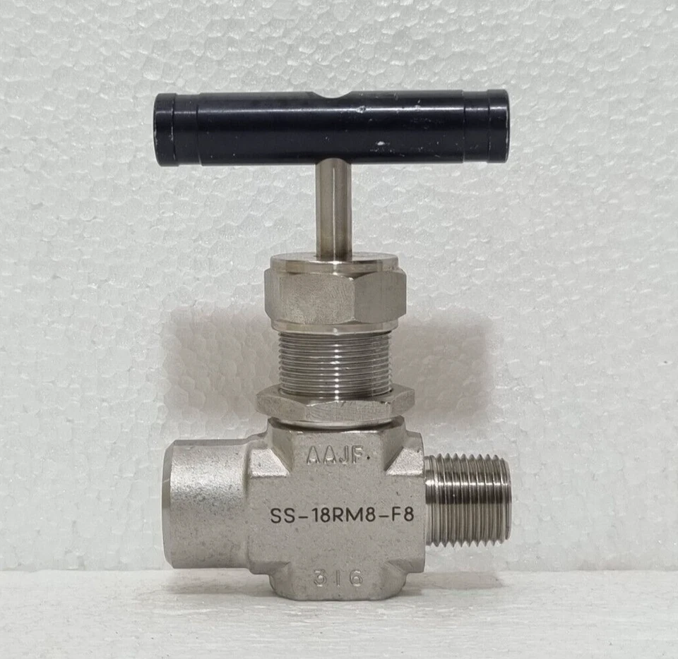 VÁLVULA DE AGUJA EN LÍNEA CAPÓ INTEGRAL WHITEY SS-18RM8-F8, 1/2" MNPT- 1/2" FNPT Foto 2 de 4