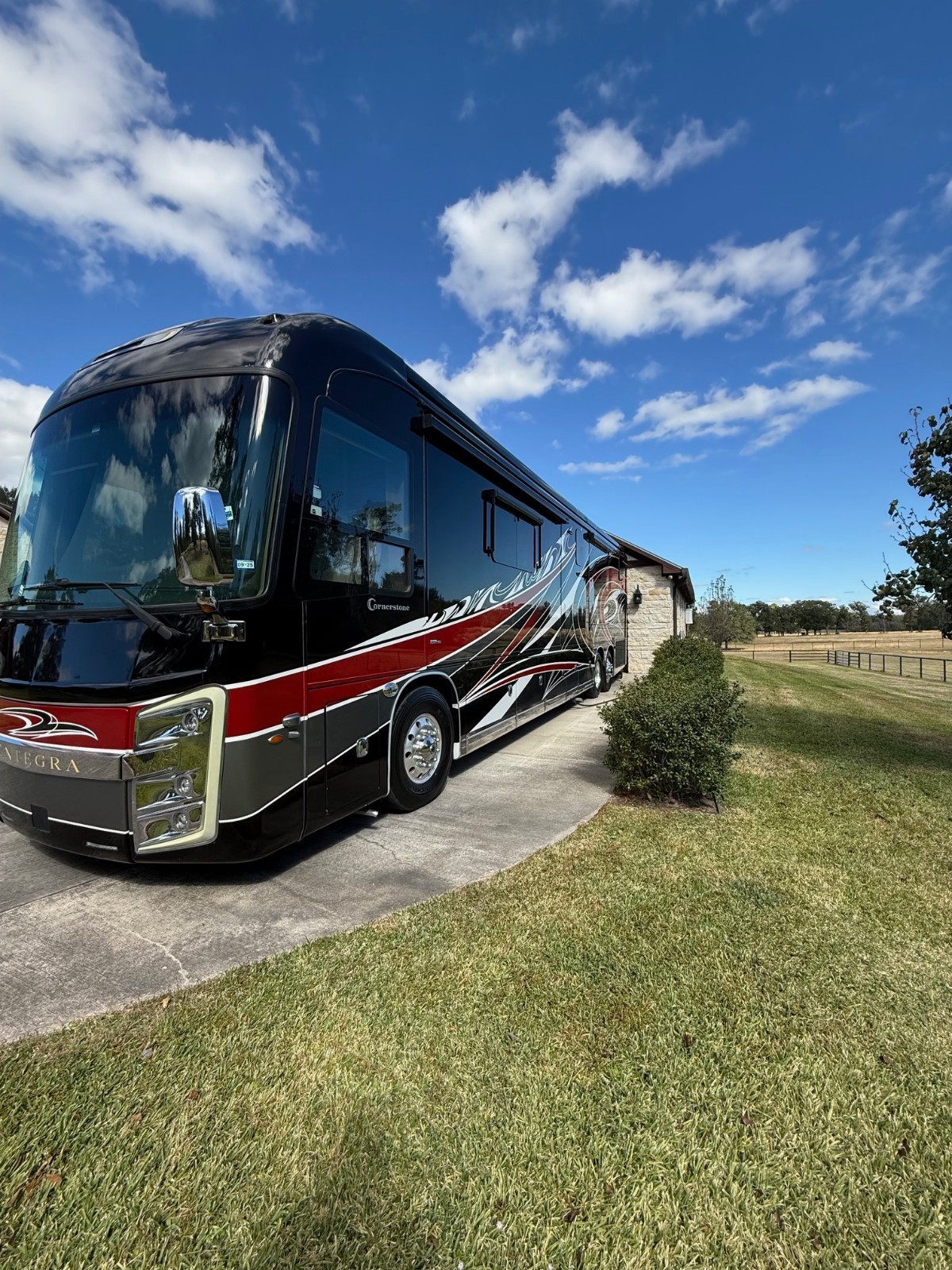 Entegra Coach Cornerstone Series M-45B 605hp Cummins One Owner Low Miles!!