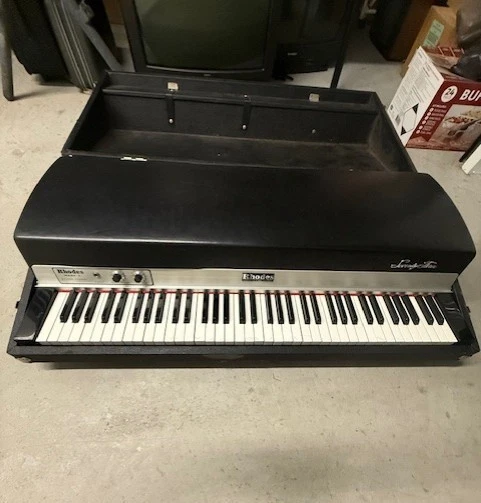 Bajo piano de escenario Rhodes Mark I 73 teclas con patas, amplificador guardabarros incluido Foto 2 de 4